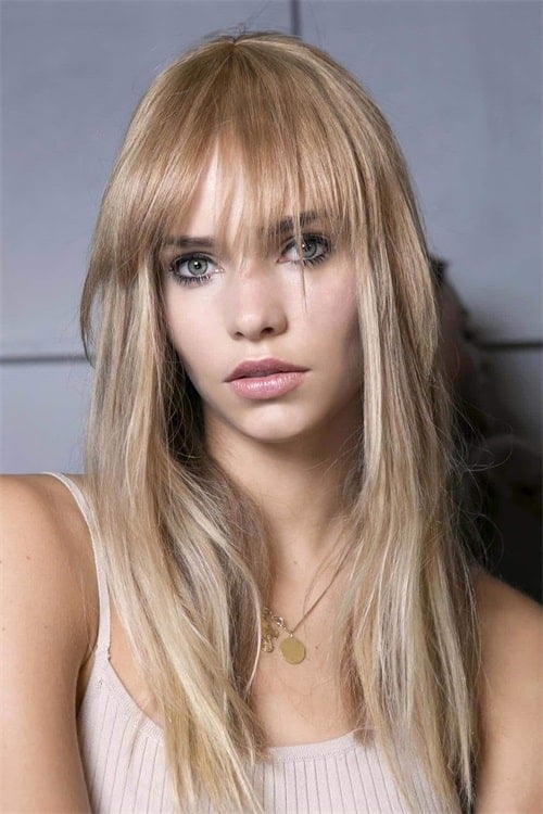 Bottleneck bangs are a fashionable fringe style that is somewhere between a full fringe and a curtain bang.