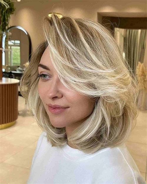 What are the benefits of a feathered bob haircut?