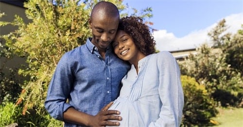 What are the benefits of wearing wigs for expectant mothers?